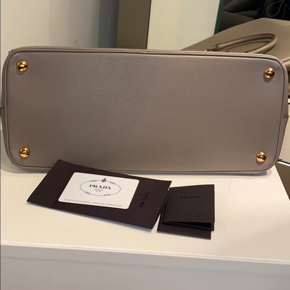 ❣️SOLD❣️Prada Large Saffiano Executive Tote - Picture 4 of 6